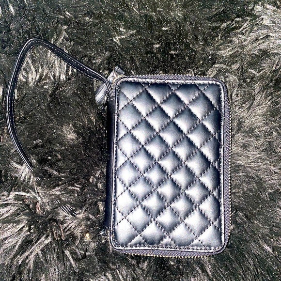 Accessories - Black quilted RFID travel wristlet